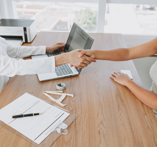 Estrechar las manos en señal de acuerdo